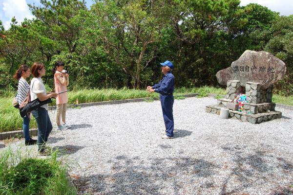 【撮影日時】2013年9月3日（火）【撮影場所】集団自決跡地（中央は吉川嘉勝先生）